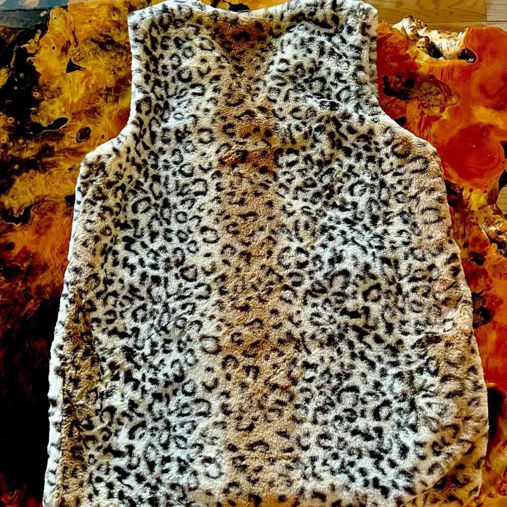 ~REDUCED~NWT XL Faux Fur Vest w two front pockets.